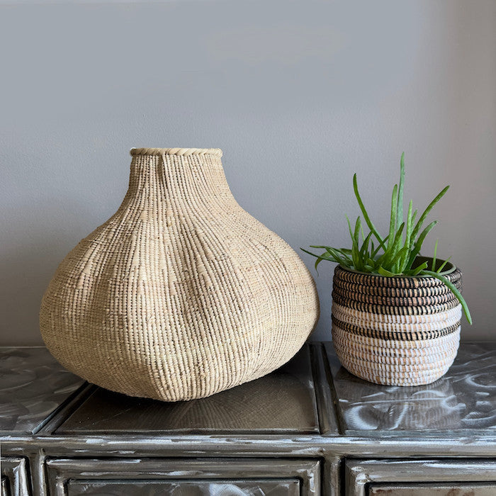 Tabletop medium Garlic Basket with Striped basket planter 